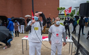 Au CHU de Toulouse, certains soignants manifestaient pour demander plus de moyens pour l'hôpital le 11 mai 2020.