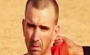 Capture d'écran d'une vidéo montrant le travailleur humanitaire britannique David Haines dans le désert, fournie par L'Etat islamique (EI) et identifiée par le centre américain de surveillance des sites islamistes SITE, le 2 septembre 2014