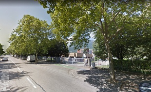 La voiture avait été garée, légèrement en biais, sur une place de stationnement.