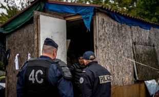 Des policiers au milieu d'abris de migrants le 20 octobre 2015 à la Grande-Synthe