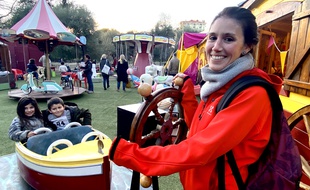 Marta Campana est à la barre d'un bateau du parc d'attractions à propulsion parentale, à Nice, pour amuser son fils Pau, 5 ans, et sa nièce Zoé, 7 ans