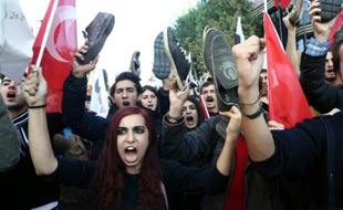 Des membres de l'Union de la jeunesse manifestent contre la venue du président Obama en turquie pour un sommet du G20, le 5 novembre près de l'ambassade des Etats-Unis à Ankara
