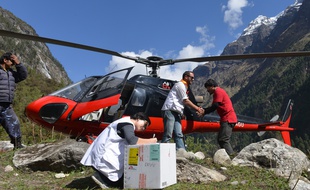 Des membres de l'équipe de Médecins Sans Frontières dans le district de Gorkha, à 100 km de Katmandou, le 11 mai 2015.