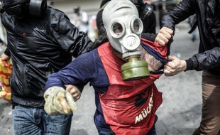 Un manifestant portant un masque à gaz est arrêté par la police sur la place Taksim à Istanbul le 1er mai 2015