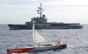 Le porte-helicoptères Jeanne-d'Arc est passé saluer Maud Fontenoy et son gréement de fortune, en route vers la Réunion, le 5 mars 2007.
