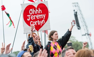 Le 24 juin dernier lors du festival de musique GlastonBury, de nombreux jeunes ont ovationné le leader travailliste Jeremy Corbyn.
