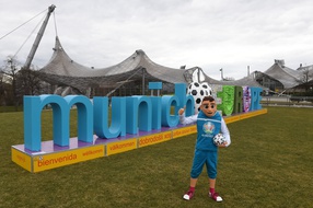 La mascotte de l'Euro à Munich, le 3 mars 2020.