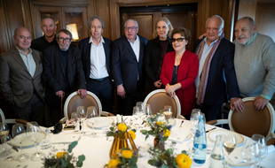 Pierre Assouline, Philippe Claudel, Patrick Rambaud, Pascal Bruckner, Didier Decoin, Camille Laurens, Francise Chandernagor, Eric-Emmanuel Schimtt et Tahar Ben Jelloun, le jury du Goncourt, en mars 2020 au restaurant Drouant.