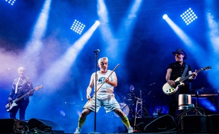 Le groupe Elmer Food Beat et son chanteur Manou (au centre).