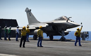 Un avion militaire français en Méditerranée, illustration