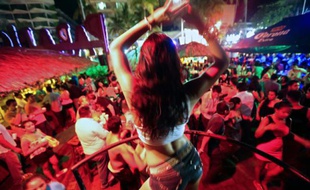 Des touristes dans un bar le 4 octobre 2015 à Acapulco