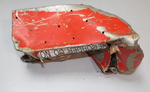 L'une des deux boites noires de l'A320 de Germanwings, présentée le 25 mars 2015 par le bureau d'enquête et d'analyse