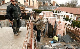 Ici, à Wasquehal, le chef de chantier de Decourcelle fait visiter les lieux au contrôleur.