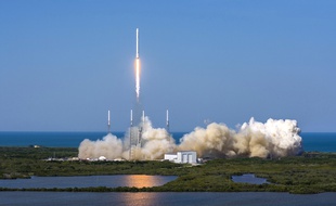 La fusée Falcon 9 de SpaceX a réussi son décollage et son atterrissage sur une barge en mer, le 8 avril 2016.