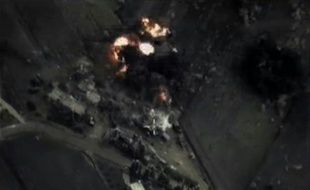Image tirée d'une vidéo diffusée par le ministère russe de al Défense et montrant une frappe de l'aviation russe en Syrie