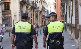 Des policiers à Valence, en Espagne.