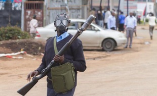 Les forces spéciales kényanes passaient dans la nuit de lundi à mardi au peigne fin les étages du centre commercial Westgate de Nairobi, attaqué samedi par un commando islamiste et que le ministère de l'Intérieur affirme désormais contrôler.