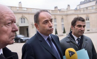 Le président contesté de l'UMP Jean-François Copé a assuré mardi sur RTL qu'il était impossible "statutairement" d'organiser de nouvelles élections pour la présidence du parti, comme l'a demandé peu avant son adversaire François Fillon.