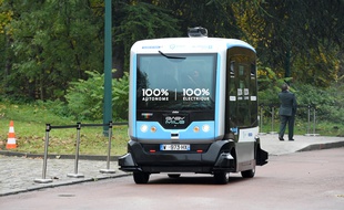 Une navette autonome dans le bois de Vincennes, près de Paris, en 2017.
