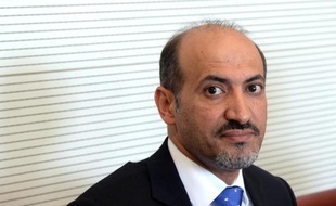 Le chef de l'opposition syrienne Ahmad Jarba a déclaré que le président Bachar al-Assad était "effondré" et que la Syrie était en fait gouvernée par son allié iranien, dans un entretien paru dimanche.