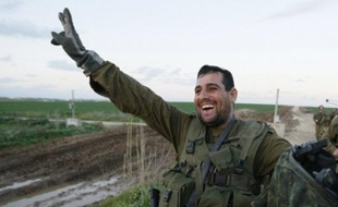 Des photographes de l'AFP ont vu plusieurs groupes de soldats quitter le territoire palestinienn faisant le "V" de la victoire, chargé de leur barda, parfois surmonté de drapeaux israéliens.