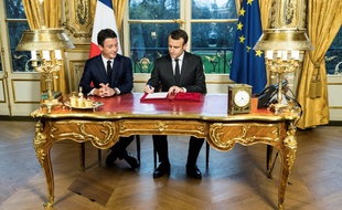 Emmanuel Macron lors de la signature de trois textes de loi en décembre 2017 à l'Elysée.