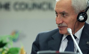Chypre, durement affectée par les retombées de la crise en Grèce, a annoncé jeudi avoir besoin d'une aide de 17 milliards d'euros, l'équivalent de son PIB, précisant être "très proche" d'un accord avec la troïka.