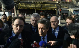 Georges Fenech (c), président de la commission d'enquête parlementaire sur les attentats du 13 novembre, devant le Bataclan à Paris le 17 mars 2016