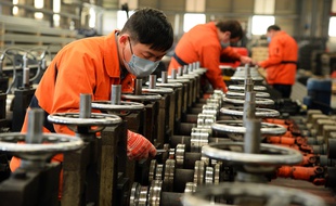 Des ouvriers en Chine à Taicang le 27 février 2020.