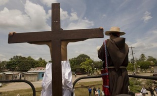 Frère Tomas Gonzalez, un franciscain plus connu comme le frère "Tempête", tient un mégaphone dans la main droite, à la tête d'une manifestation au sud du Mexique. "Tout ce que subissent les migrants est fait avec l'autorisation des autorités mexicaines. Nous pouvons parler d'une alliance du crime organisé avec l'Etat mexicain", lance-t-il.