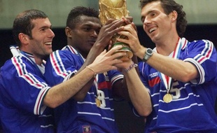 Zinédine Zidane, Marcel Desailly et Laurent Blanc en train d'admirer la coupe du monde en 1998.