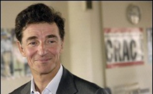 Edouard de Rothschild, 48 ans, héritier d'une dynastie symbole du grand capital, premier actionnaire du quotidien Libération, se définit comme "atypique dans son milieu".