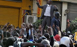 Le chanteur et opposant sénégalais Youssou Ndour a été blessé à une jambe mardi lors de la dispersion d'une foule qui entendait participer à un rassemblement dans le centre-ville de Dakar, interdit par les autorités, a indiqué à l'AFP son entourage.
