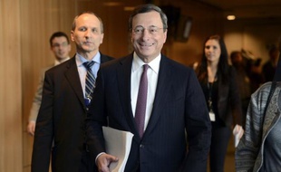 Le président de la Banque centrale européenne (BCE) Mario Draghi a souligné lundi les risques d'une longue période de taux directeurs bas, suggérant ainsi que l'institution ne compte pas les baisser encore davantage.