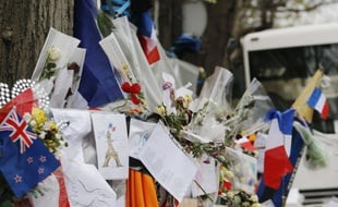 Bouquets, bougies, dessins, peluches et messages en hommage aux victimes du 13 novembre ont été déposés devant le Bataclan