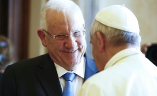 Le pape François (d) et le président israélien Reuven Rivlin en audience privée au Vatican, le 3 septembre 2015