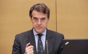 Le PDG d'Air France Alexandre de Juniac a jugé mercredi positif le rachat par la compagnie aérienne Delta Airlines, partenaire d'Air France-KLM, de 49% du capital de la britannique Virgin Atlantic, annoncé la veille.
