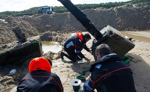 Les démineurs du GPD Manche de la Marine nationale en action sur la plage de Wissant, dans le Pas-de-Calais, le 6 juillet 2020.