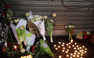 Des fleurs et des bougies devant le restaurant La belle équipe, rue de Charonne, qui a été la cible d'une attaque terroriste.