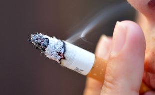 Un fumeur, en France, en 2012. (archives)