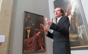 Axel Hemery, le directeur du musée des Augustins, devant Le Portement de Croix de Nicolas Tournier.