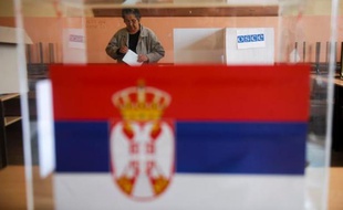 Une femme serbe vote le 16 mars 2014 à Gracanica