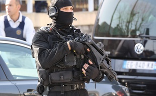 Un policier du RAID devant le lycée Tocqueville de Grasse, le 16 mars 2017.