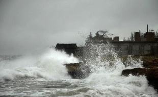 Quatre personnes sont mortes samedi à Haïti encore sous le coup du séisme de 2010, lors du passage de la tempête Isaac qui menace de se transformer en ouragan dimanche sur la Floride, où le début de la convention nationale du Parti républicain a été reporté.