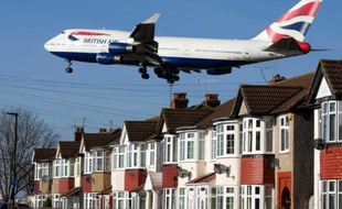 Un Boeing 747 de British Airways en phase d'atterrissage à l'aéroport londonien d'Heathrow, le 18 février 2015