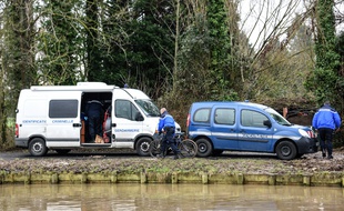 Les policers enquêtent près du canal de la lys, à Aire-sur-la-Lys.