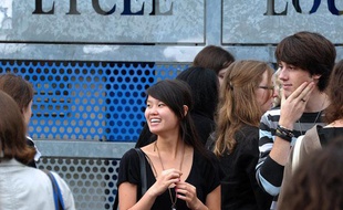 A Strasbourg, le 6 juillet 2012. Des jeunes attendent les résultats du bac