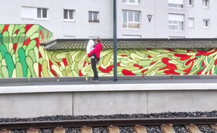 Une fresque de 160 m² habille les murs de la halte ferroviaire de Pontchaillou à Rennes.