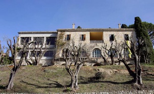 La villa dans laquelle le peintre Picasso a passé les dernières années de sa vie a été vendue, pour un montant tenu secret, à Rayo Withanage, un financier d'origine sri lankaise, a annoncé le 26 janvier 2017 la mairie de Mougins (Alpes-Maritimes).
