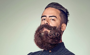 Pour composer votre propre huile à barbe, mélangez en proportion égale, quatre huiles naturelles puis ajoutez un extrait de plante.